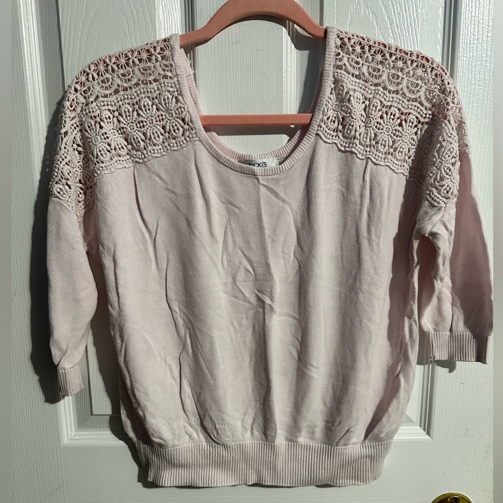 🎀 Woman’s pink 3/4 sleeve crochet 🧶 shoulder shirt.